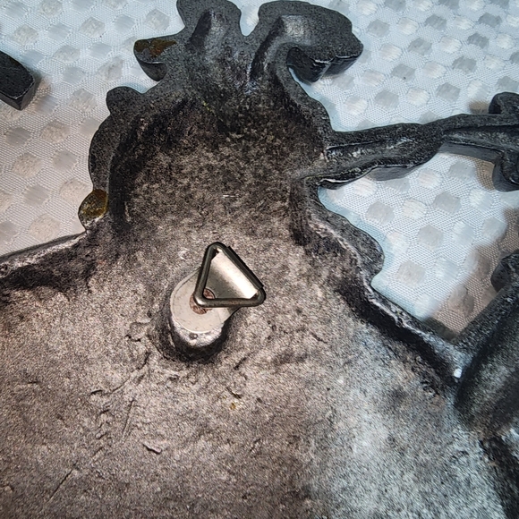 CAST METAL EUC COAT OF ARMS SHIELD CREST 1960 VINTAGE CROSS SWORDS WALL PLAQUE - Picture 6 of 6